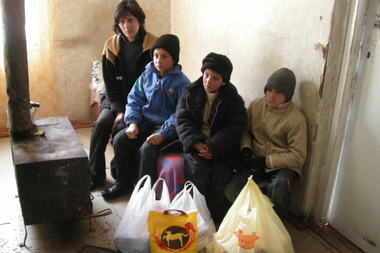 Viele Familien im Norden Armeniens leiden Not, weil die Eltern keine Arbeit  haben oder das Einkommen nicht für die Bedürfnisse reicht. Oft essen Kinder  und Erwachsene nur einmal am Tag. Wir helfen mit Nahrungsmittelpaketen.