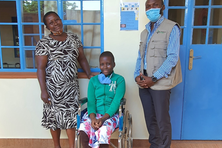 So ergeht es auch der Familie von Mary Akinyi. Die Frau und ihre körperbehinder- te Tochter Mildred schildern unserem Mitarbeiter Solomon Kamuti ihre Sorgen  und Ängste. Mit Hilfsgütern möchten wir den Menschen in Kibera beistehen.