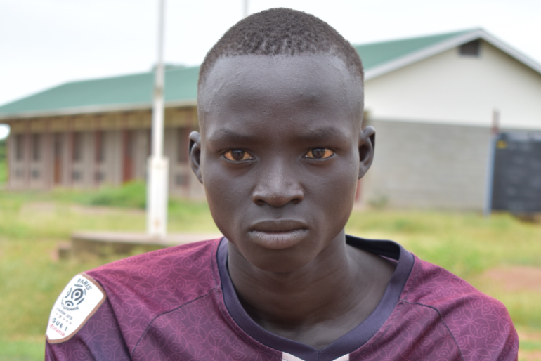 Abraham Majok Rou (19) hat die Loreto-Schule erfolgreich absolviert und ist inzwischen auf einer weiterführenden Schule. Sein großer Wunsch ist, eines Tages zu studieren.