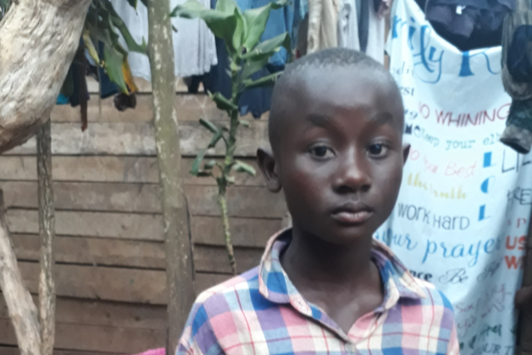 Erik Faraja (16) litt als Straßenkind unter Krankheit und Hunger. Bei PEDER  erhalten Kinder wie er Zuflucht und mit Unterstützung von Hoffnungszeichen  ein Mittagessen.