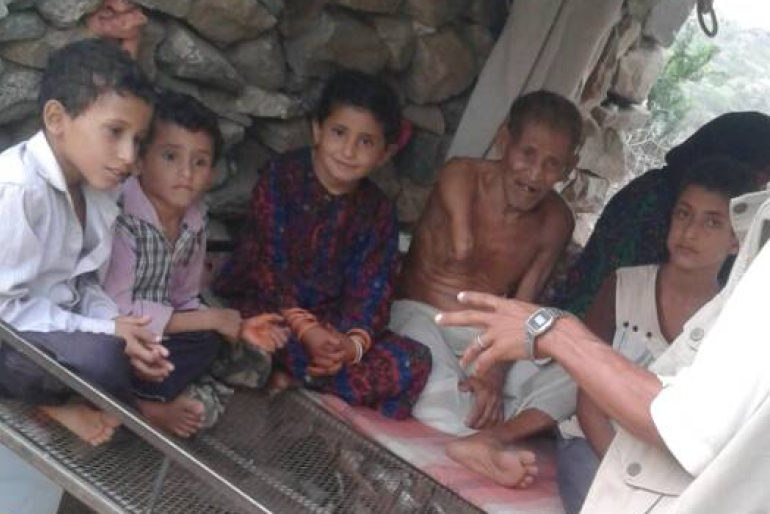 Der 81-jährige Talib Aqila’an (Mitte) lebt mit seinen Kindern als Binnenflüchtling in einer Notbehausung. Die Angst zu verdursten kostet den alten Mann alle Kraft.