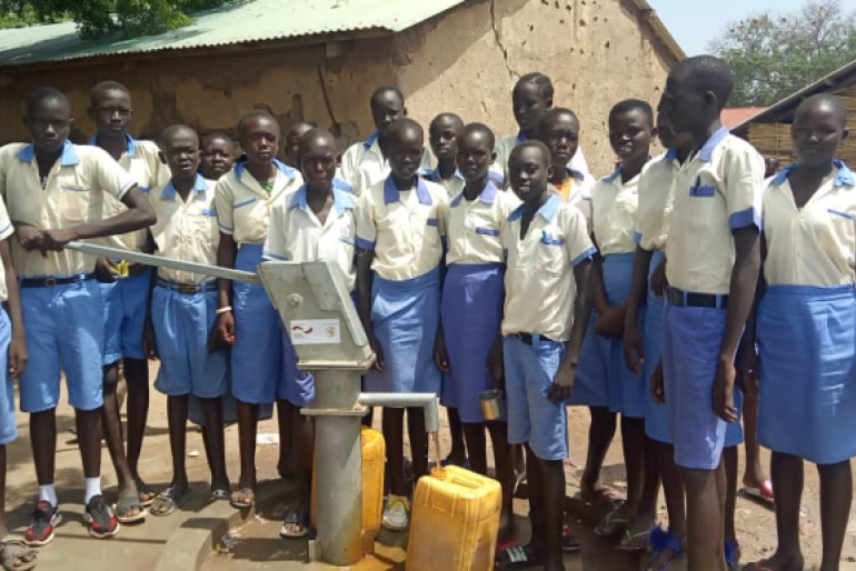 Mit dem Bau von Handbrunnen an vier Grundschulen möchte Hoffnungszeichen die Hygienesituation verbessern und den Kindern endlich einen direkten Zugang zu sauberem Wasser ermöglichen.