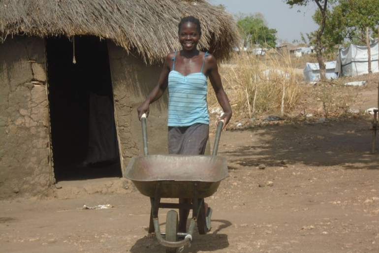 Hoffnung in der Flüchtlingssiedlung: Lilian Sitaraya (24) absolviert eine Ausbildung an der Landwirtschaftsfachschule in Adraa/Uganda. Die Südsudanesin erlernt, wie sie sich und ihre Familie selbst versorgen kann.