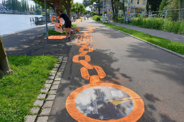Auch an der Seestraße von Konstanz kann die „Lieferkette des Leids" besichtigt werden.