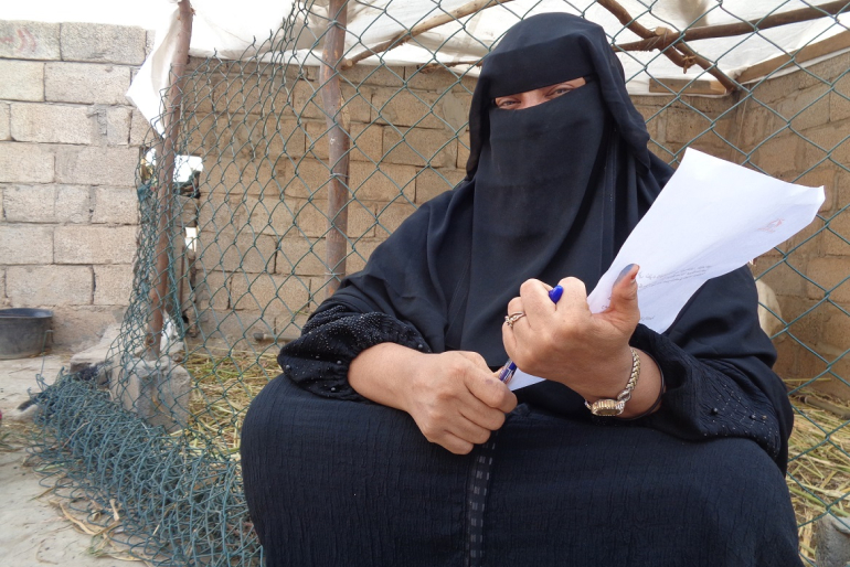 Amina kann nun ihre Mutter mit dem Einkommen durch die Viehzucht finanziell unterstützen.