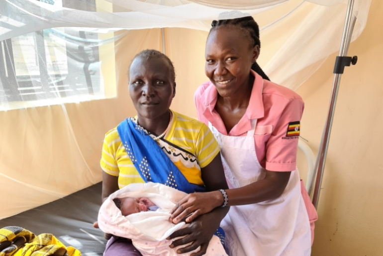 Klinik in Kosike/Uganda. Mutter mit ihrem Neugeborenen Kind 