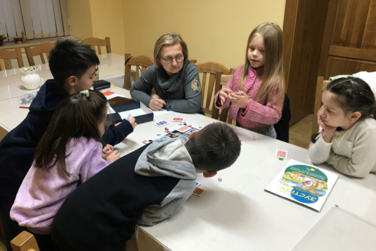 Jeden Sonntag nach dem Gottesdienst organisiert die Diözese eine Sonntagsschule für Kinder. Bei dem Treffen werden das Alte und das Neue Testament abwechselnd gelesen und religiöse Themen besprochen.