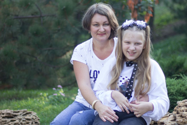 Viktoriya Ushakova mit ihrer Mutter - Vor Ausbruch des Kriegs war sie ein fröhliches und aktives Kind.