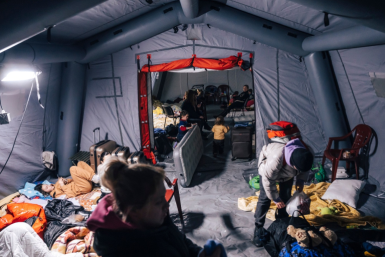 Im Erstaufnahmelager in Veľké Slemence kommen viele Ukrainerinnen und Ukrainer unter, sodass die Unterkünfte inzwischen überfüllt sind.