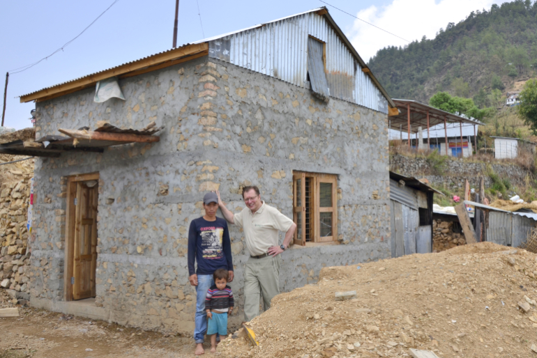 Nach dem Erdbeben in Nepal 2015 standen wir Überlebenden mit Hilfsgütern und Unterkünften bei. 9.000 Menschen starben, 600.000 Häuser wurden zerstört. Hoffnungszeichen half Hunderten Familien mit Nahrungsmitteln, Medikamenten und Notunterkünften. Im Bergdorf Dalchoki erstellten wir zusammen mit der Bevölkerung 250 erdbebensichere Häuser.