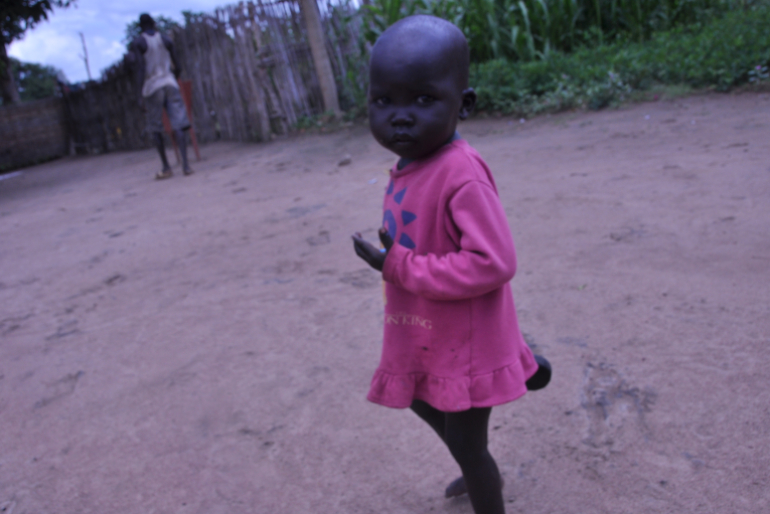 Fünf Wochen nach Behandlungsbeginn: Die kleine Alom ist dank unseres Ernährungsprogramms in Rumbek fast genesen und kann schon wieder herumlaufen. Sie war schwer mangelernährt.