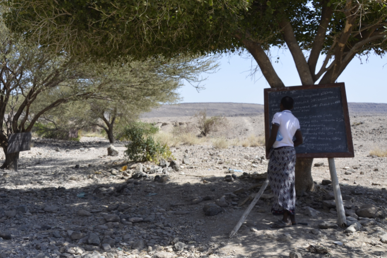 Drei Bäume, drei Tafeln, drei Klassen: eine Schule in Maska (Region Afar) in Äthiopien. Es mag schlicht erscheinen, doch die Zukunftschancen, die sich allein aus der Fähigkeit des Lesens und Schreibens für die Jugendlichen und Kinder auftun, sind enorm. Darauf hoffen auch ihre Eltern.