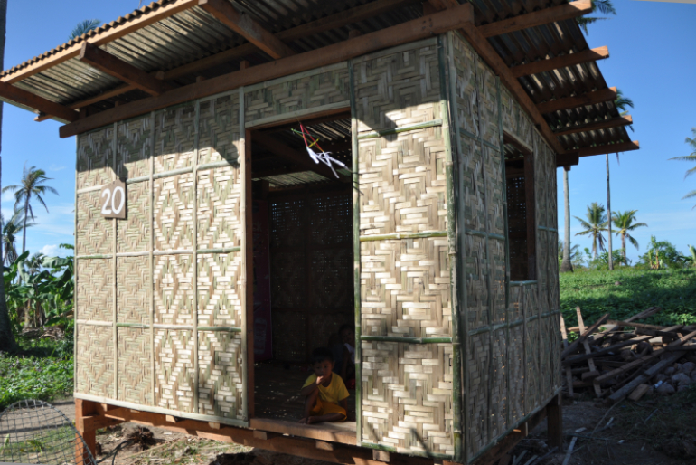 Philippinen: Taifun Haiyan brachte 2013 große Verwüstung über den Inselstaat. Nach medizinischer Hilfe, Nahrungsmitteln und Trinkwasser benötigten die Menschen Notunterkünfte wie Zelte – und später ermöglichten wir vielen Familien auch neue permanente Unterkünfte.