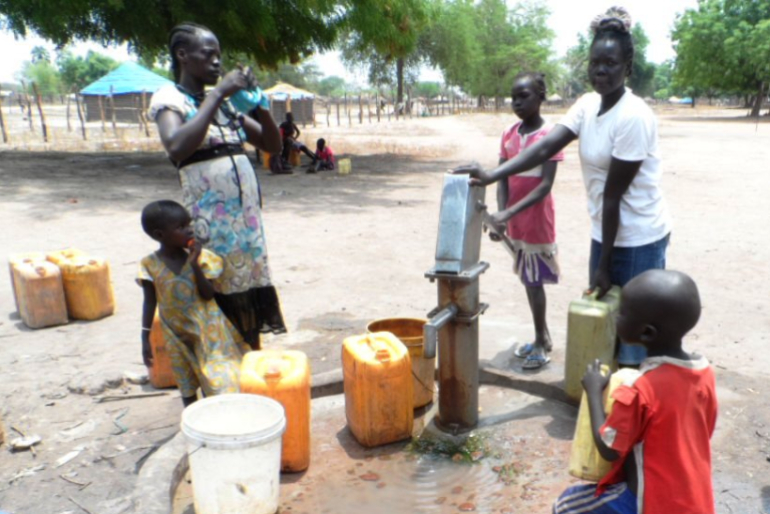 Handpumpenbrunnen nahe der Wohnstätten erleichtern das tägliche Wasserholen ungemein.