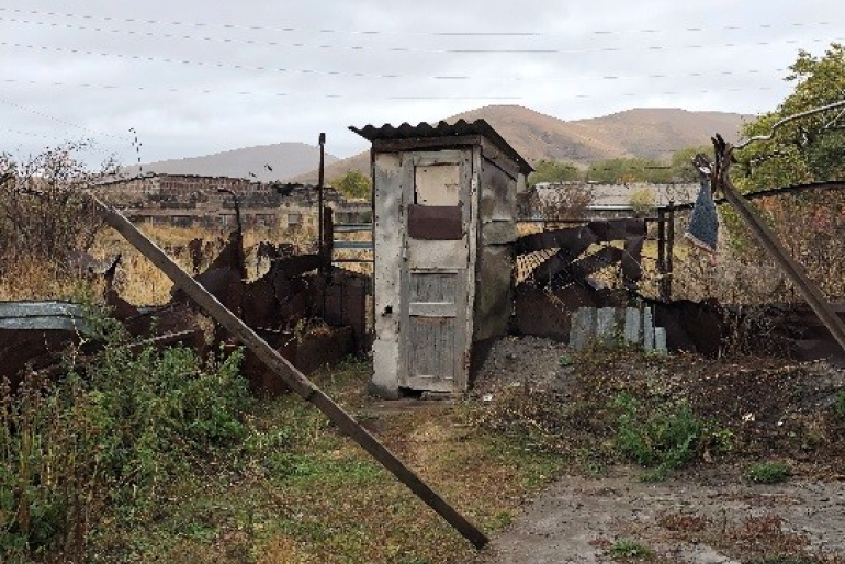 Weder adäquate sanitäre Anlagen noch fließendes Wasser gibt es hier. Mit über 80 Jahren müssen Rentner den Weg zur Toilette bei Wind und Wetter auf sich nehmen.