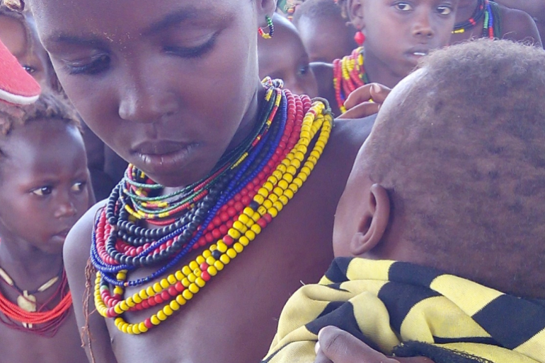 Ein Hoffnungszeichen-Mitarbeiter misst den Grad der Unterernährung bei einem Kleinkind. Sechs von zehn Kindern in Kenia sind akut unterernährt.