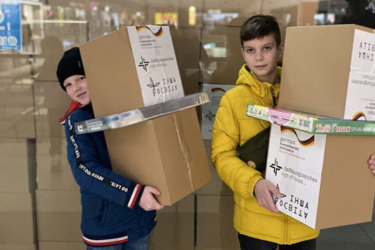 Die Kinder freuten sich über die Spielsachen und Unterrichtsmaterialien.