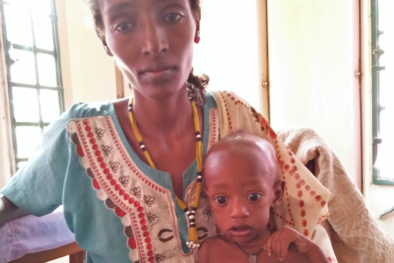 Aguek Mamer ist zwei Tage lang mit ihrem kleinen Sohn Bol (1) unter großen Gefahren zur Klinik in Rumbek gelaufen, um hier Hilfe zu finden. Beide sind mangelernährt.