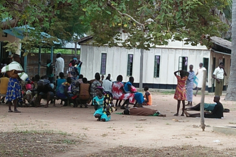 Für die Menschen aus dem weiten Umkreis ist die Klinik in Rumbek eine wichtige Anlaufstelle. Patienten nehmen tagelange Fußmärsche und lange Wartezeiten auf sich, um hier behandelt zu werden.
