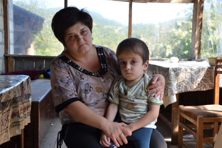 Anahit Babayan mit ihrem Sohn Erik. Ihr fällt es schwer, ihre Kinder im Alter von drei bis 13 Jahren zu ernähren und ihnen eine gute Zukunft zu schenken. Sie hat keine Arbeit und der anhaltende Konflikt um die Enklave Bergkarabach lässt sie in steter Angst leben.