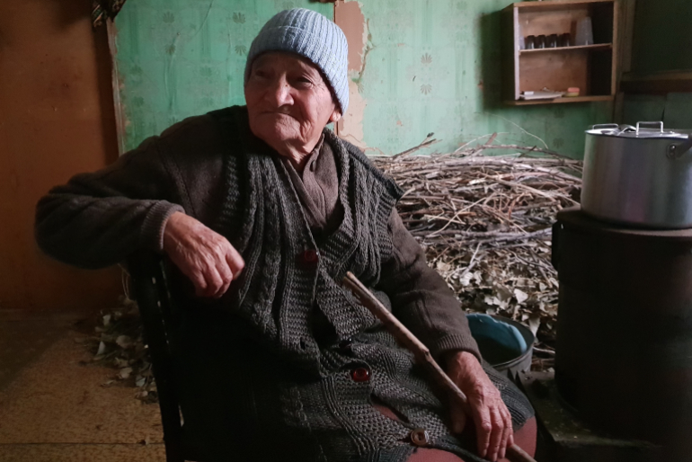 Die 82-jährige Torvayan Schochik fürchtet sich vor den verbleibenden Winterwochen. Noch hat sie ein wenig Reisig zum Heizen, doch der Topf auf dem kleinen Ofen bleibt meist leer.