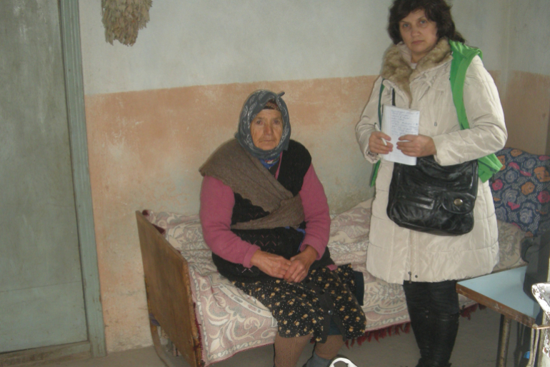 Die Hilfspakete, die unsere Mitarbeiter Wigen Aghanikjan und Aljona Zeytunyan (rechts) überbringen, enthalten neben Hygieneartikeln vor allem Lebensmittel.