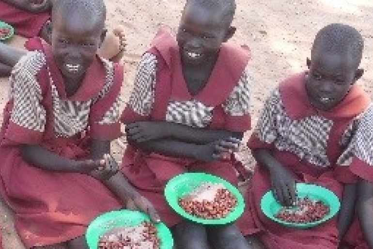 Grundschülerinnen der Loreto-Schule freuen sich über ihr Mittagessen. Für viele der Kinder ist das die einzige Mahlzeit am Tag.