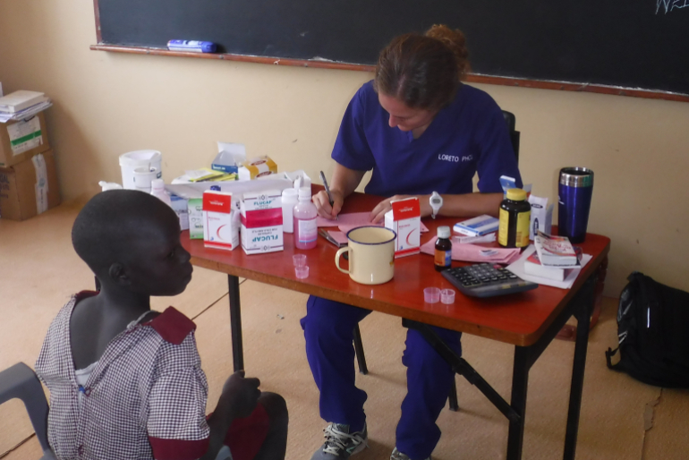 Bisher fanden Behandlungen in zwei ehemaligen Klassenräumen statt. Insbesondere Grundschülerinnen wie die 9-jährige Nyanok wurden hier gegen Malaria behandelt.