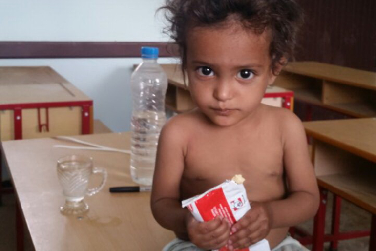 Mit Lebensmittelpaketen möchte Hoffnungszeichen 90 besonders vom Hunger betroffene Familien im Jemen unterstützen – vor allem für Kinder ein wichtiger Beistand.