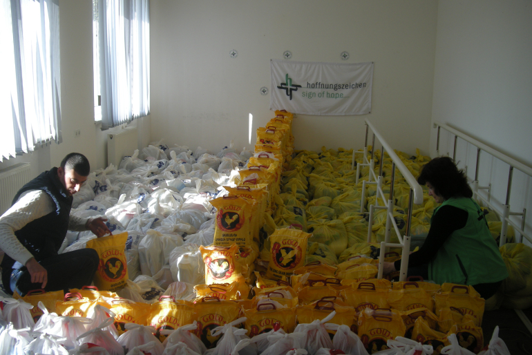 Unsere Mitarbeiterin Aljona Zeytunyan (r.) und weitere Helfer packen im April Pakete für unsere Frühjahrsaktion in Bergkarabach. 300 Familien werden versorgt.