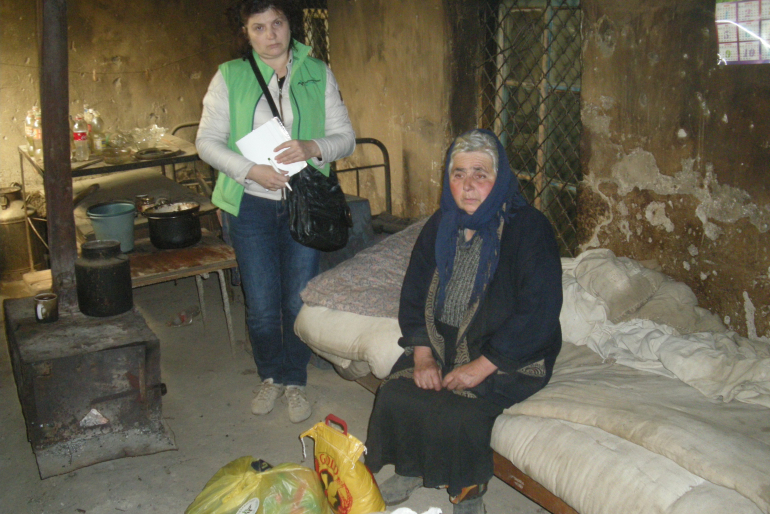 Die 69-jährige Rita Gasparjan lebt allein in einem kalten und feuchten Häuschen. In den nächsten Tagen möchte unsere Mitarbeiterin erneut nach Bergkarabach aufbrechen und Menschen wie Rita wichtige Hilfsgüter überbringen.