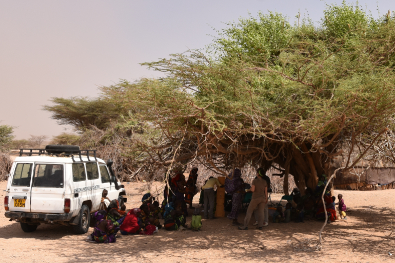 Um ihr und weiteren Hirten-Familien in der Wüste Kenias zu helfen, fährt eine mobile Klinik zu den Gemeinschaften, um sie zu behandeln und ihnen zu zeigen, dass sie nicht alleine gelassen werden.