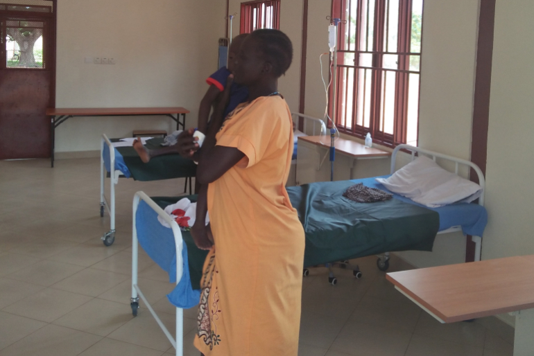 Neben den Schülern profitiert so auch die Bevölkerung von der Arbeit der Loreto-Schwestern – Mary Akoi etwa, die mit ihrem dreijährigen mangelernährten Sohn die neue Klinik aufgesucht hat.