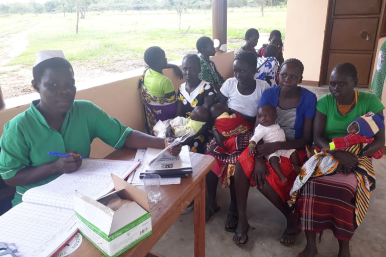 Zweimal pro Woche behandelt unser Team schon jetzt bis zu 300 Patienten am Tag. Vor allem Kinder und Schwangere leiden unter der bisher schlechten Versorgung und brauchen dringend unsere Hilfe.