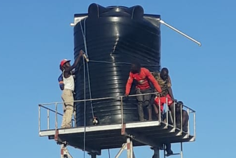 Der jüngste Fortschritt in Kosike: die Errichtung des Wasserturms. Mit vereinten Kräften wurde der Tank nach oben gehievt.