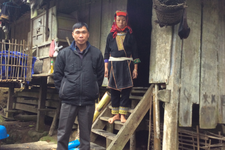 Thanh Lam und seine Frau Thi Mun vor ihrem Haus in Binh An. 2015 erhielten sie als erste Teilnehmer des Kuhbank-Projekts in ihrem Dorf eine Kuh.