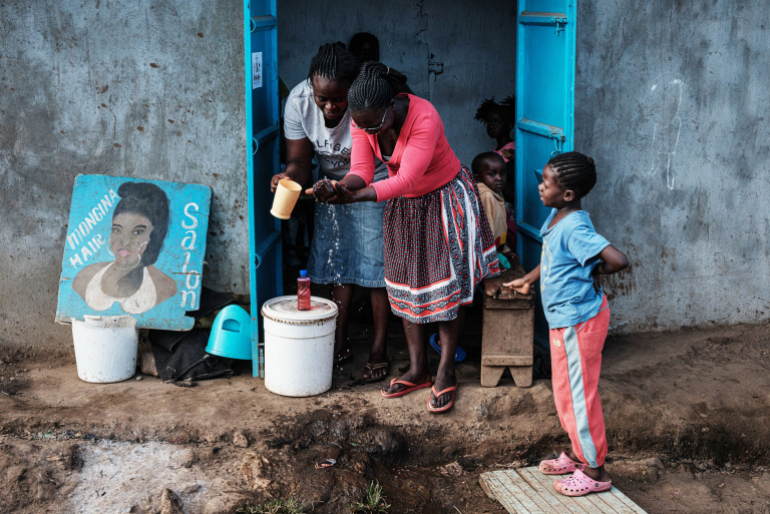 In den Armenvierteln der großen Städte Afrikas, wie hier in Nairobi (Kenia), mangelt es häufig an sauberem Wasser und grundlegender Hygiene. Die dichte Besiedelung macht das „Abstandhalten“ für die Menschen unmöglich.