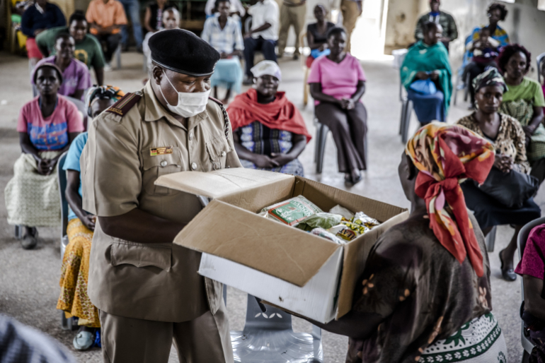 Für viele Kenianer bricht mit den harten Maßnahmen zur Eindämmung der Pan- demie die Lebensgrundlage weg. Die Behörden versuchen, beispielsweise in  Nairobi Ende März mit Lebensmittelverteilungen das größte Elend zu mildern.