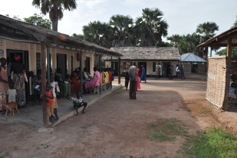 Jeden Tag warten viele Patienten auf dem Klinikgelände in Rumbek. Sie kommen oft von weit her, denn die Behandlung ist gut und kostenlos. Unsere jährliche Hilfslieferung ist essentiell für die Arbeit der Kliniken in Rumbek und Nyal.