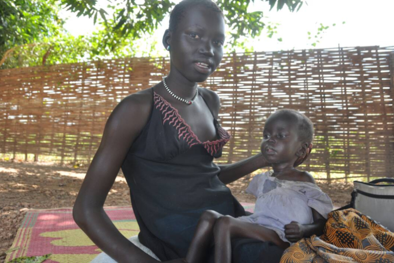 Ausgezehrt von der Flucht suchen auch viele Binnenvertriebene die Klinik in Rumbek auf. Der Kopf dieses Mädchens muss gestützt werden, so geschwächt ist es von Krankheit und Hunger.
