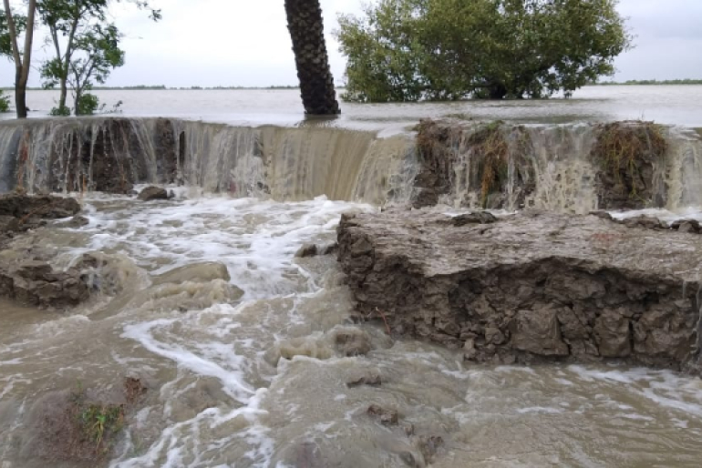 Die Wassermassen machen auf den Sundarban-Inseln vor nichts Halt: Durch das Eindringen von Salzwasser wurden Teich- und Aquakulturen beschädigt. Zudem sind zahlreiche Felder und Waldressourcen der Landwirte zerstört.