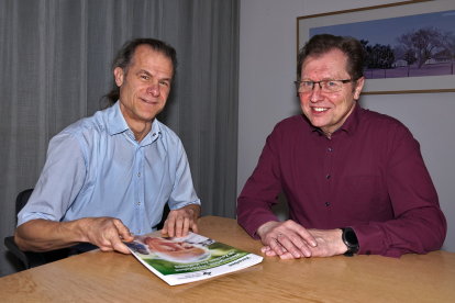 Mitarbeiter Rainer Metzing mit Reimund Reubelt, Erster Vorstand von Hoffnungszeichen e.V., im Gespräch.