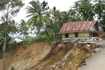	Die Liste verheerender Erdbeben auf Indonesien ist lang - hier im Bild Schäden von einem Beben auf der Insel Sumatra. Nun traf es Sulawesi. Ein Tsunami richtetet insbesondere in der Stadt Palu schwere Schäden an.