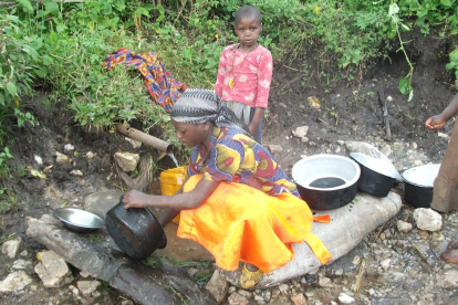 Wenn der Friede trügt: Mutter und Tochter haben die Gewaltausbrüche in Südkivu vorerst überstanden, doch die unhygienischen Zustände bergen neue Gefahren.