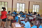 Kinder in einem Klassenzimmer: Lange Zeit war das aufgrund der Corona- Pandemie nicht möglich. Anders als in Deutschland gab es im Südsudan auch  kein Homeschooling.