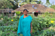 Frau in ihrem Garten; Indien