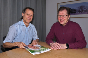 Mitarbeiter Rainer Metzing mit Reimund Reubelt, Erster Vorstand von Hoffnungszeichen e.V., im Gespräch.
