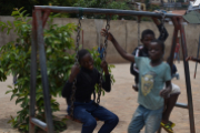 Sorglos auf einer Schaukel sitzen – tausende Kinder allein in der Stadt Bukavu  kennen dieses Vergnügen nicht. Bei PEDER werden ehemalige Straßenkinder beschützt, unterrichtet und betreut und können auch einmal ganz „Kind sein“.