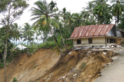	Die Liste verheerender Erdbeben auf Indonesien ist lang - hier im Bild Schäden von einem Beben auf der Insel Sumatra. Nun traf es Sulawesi. Ein Tsunami richtetet insbesondere in der Stadt Palu schwere Schäden an.