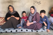 Die beiden Brüder Yasir und Amir wurden von der Terrororganisation Islamischer Staat gefangen gehalten. Hoffnungszeichen versorgt Flüchtlingskinder wie sie mit wichtigen Hygienepaketen.